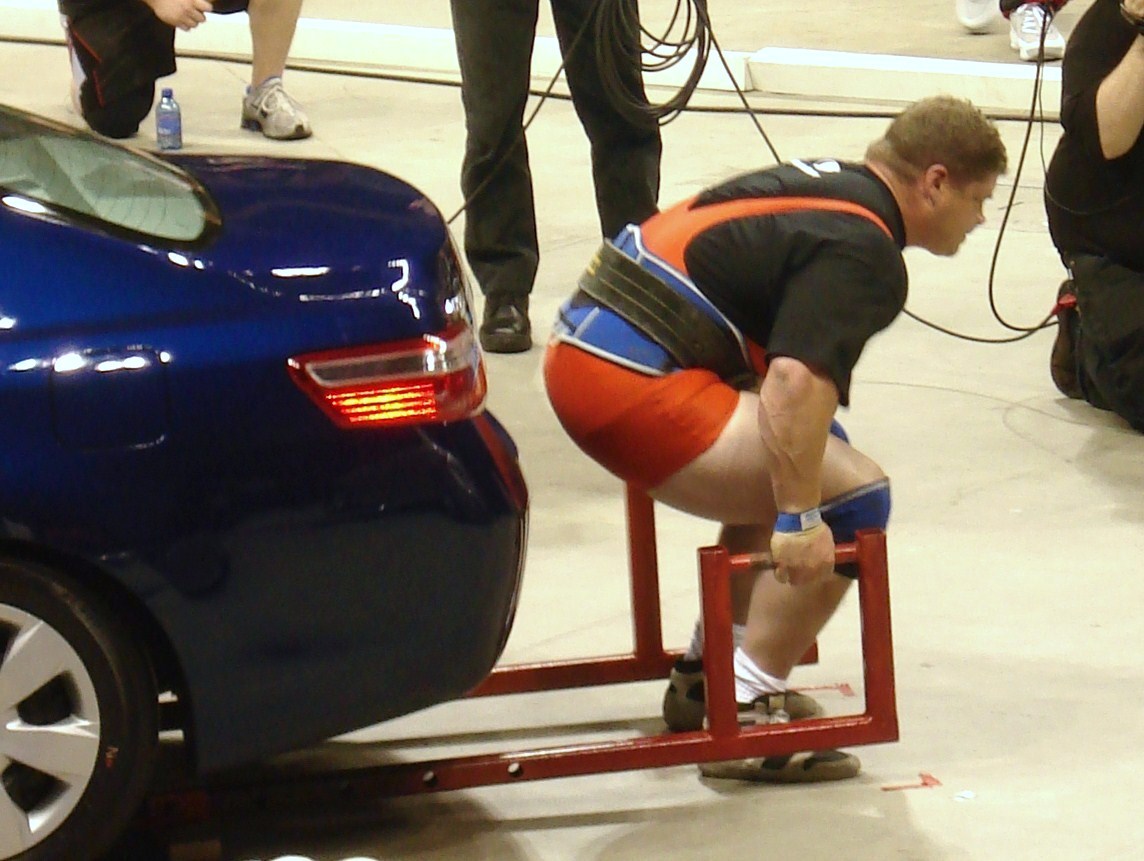 Американский стронгмен Марк Филиппи выполняет car deadlift (тягу автомобиля), 2007